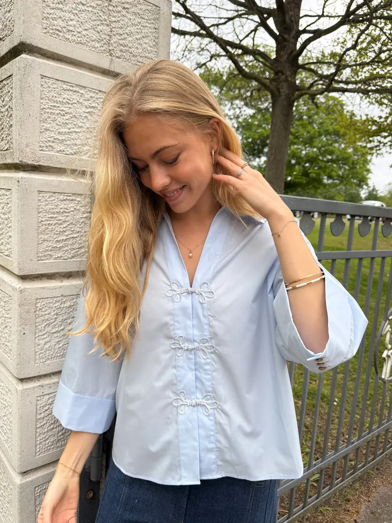 Continue Augusta Blus Ljusblå